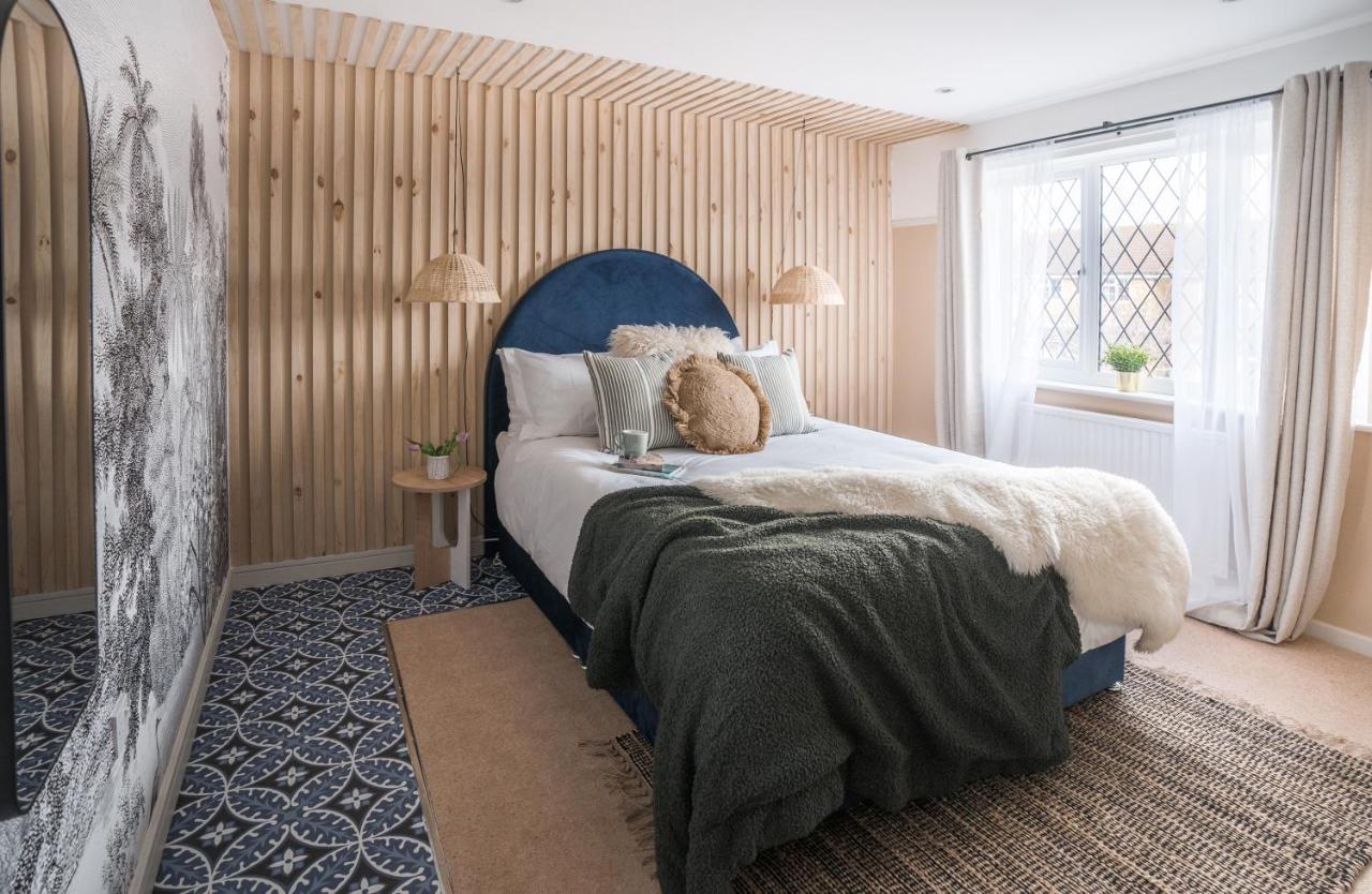 4-Bed Cotswold Getaway With Hot Tub & Gaming Room Churchdown Exteriör bild
