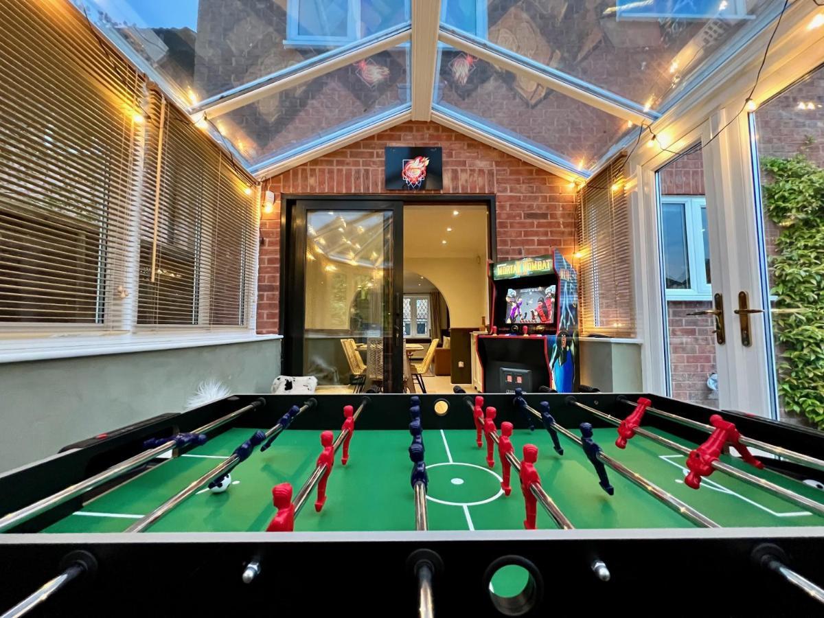 4-Bed Cotswold Getaway With Hot Tub & Gaming Room Churchdown Exteriör bild