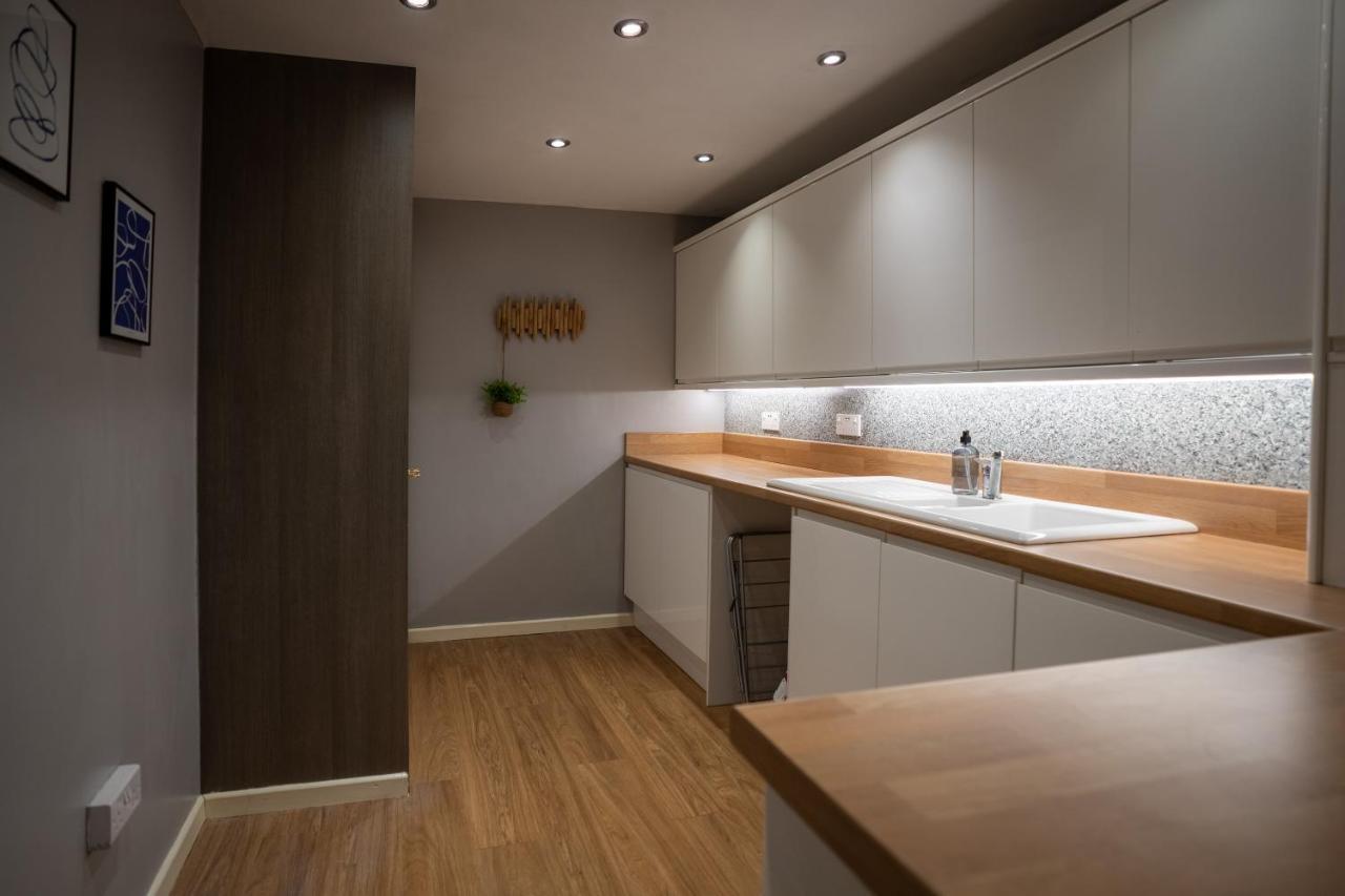 4-Bed Cotswold Getaway With Hot Tub & Gaming Room Churchdown Exteriör bild