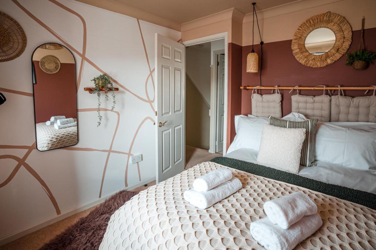 4-Bed Cotswold Getaway With Hot Tub & Gaming Room Churchdown Exteriör bild