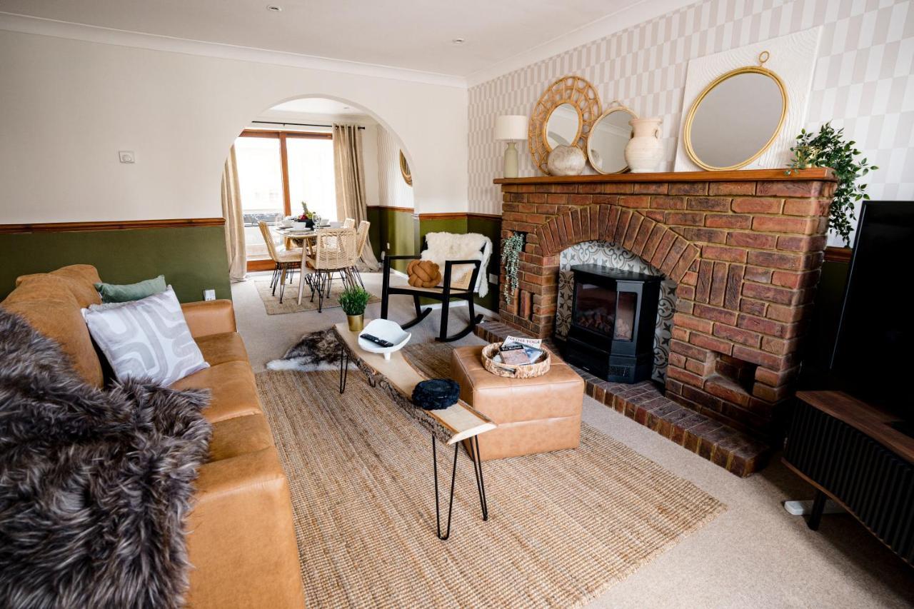 4-Bed Cotswold Getaway With Hot Tub & Gaming Room Churchdown Exteriör bild