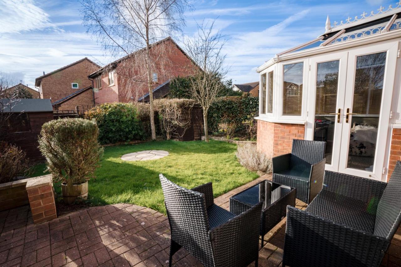 4-Bed Cotswold Getaway With Hot Tub & Gaming Room Churchdown Exteriör bild