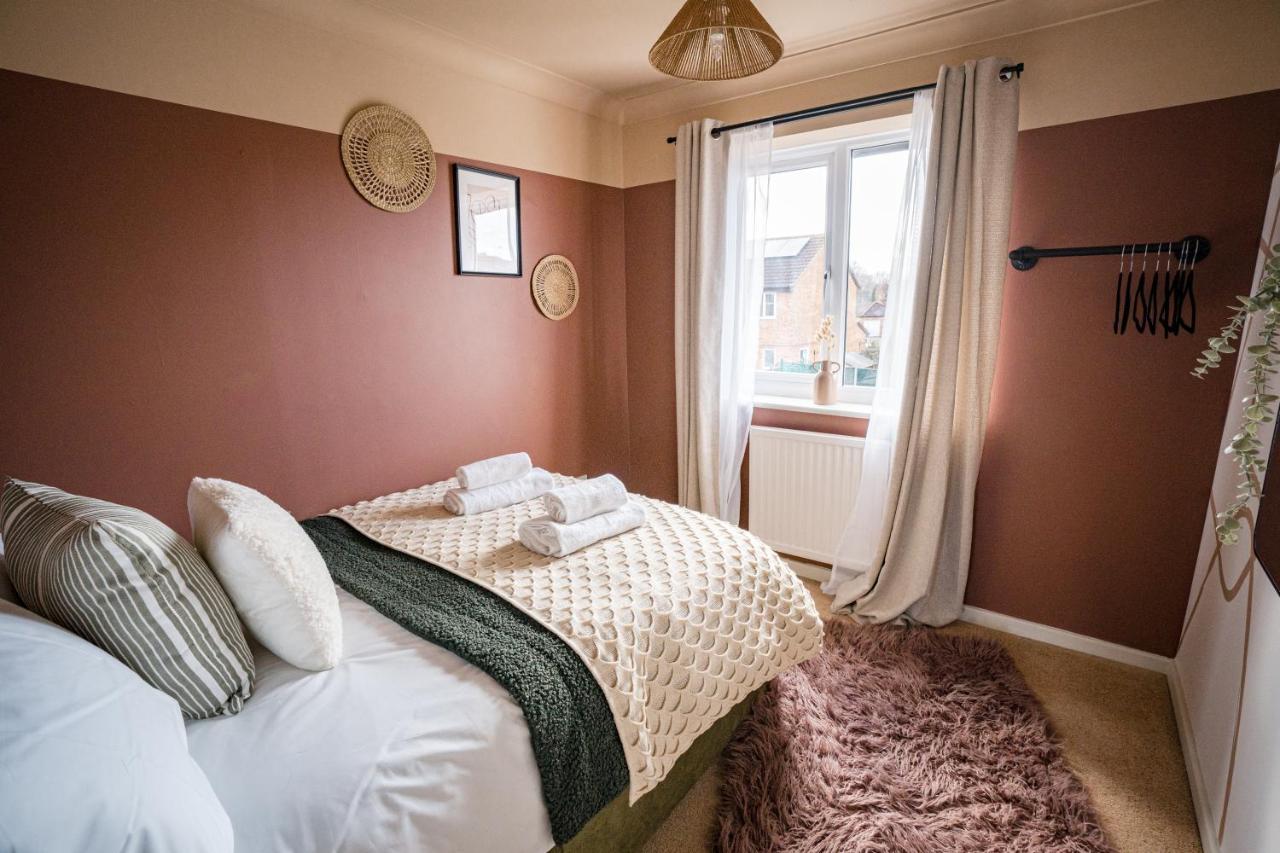 4-Bed Cotswold Getaway With Hot Tub & Gaming Room Churchdown Exteriör bild