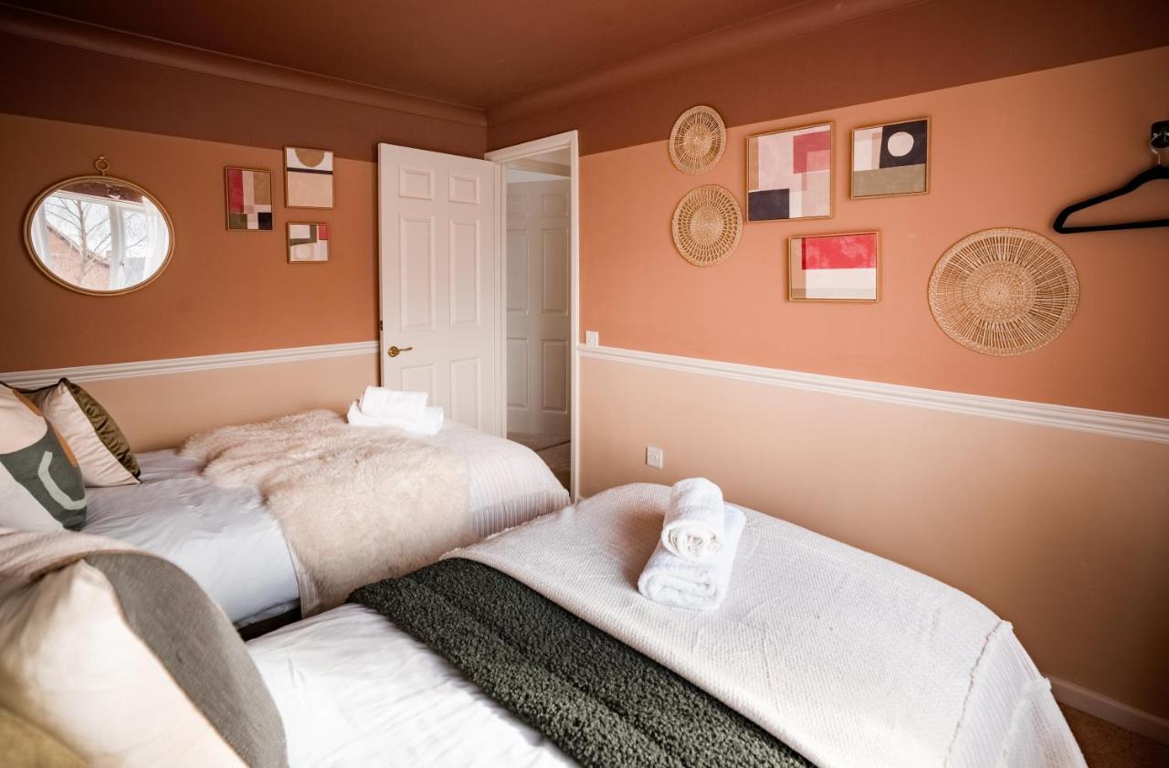 4-Bed Cotswold Getaway With Hot Tub & Gaming Room Churchdown Exteriör bild