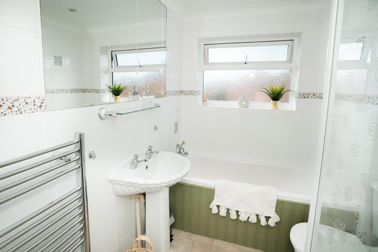 4-Bed Cotswold Getaway With Hot Tub & Gaming Room Churchdown Exteriör bild