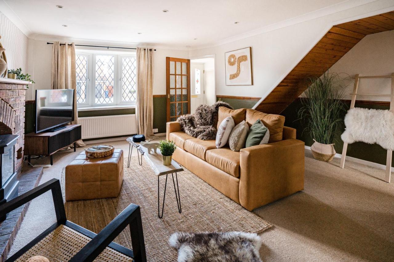 4-Bed Cotswold Getaway With Hot Tub & Gaming Room Churchdown Exteriör bild