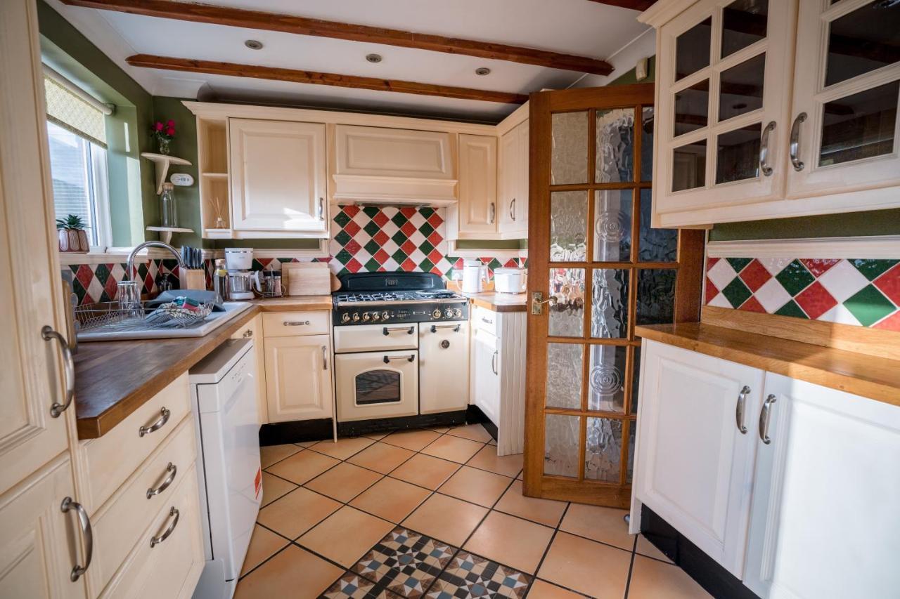 4-Bed Cotswold Getaway With Hot Tub & Gaming Room Churchdown Exteriör bild