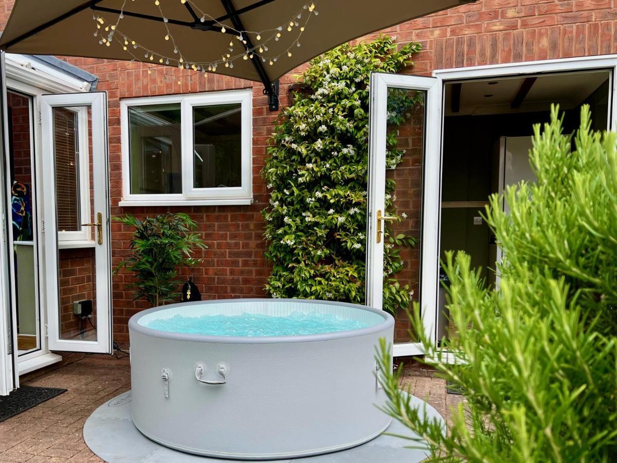 4-Bed Cotswold Getaway With Hot Tub & Gaming Room Churchdown Exteriör bild