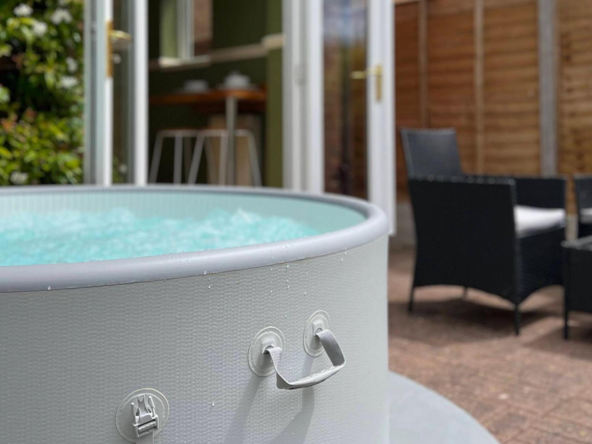 4-Bed Cotswold Getaway With Hot Tub & Gaming Room Churchdown Exteriör bild